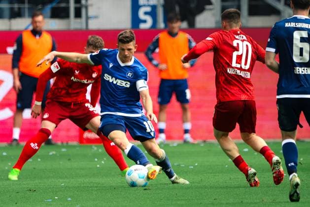 04.05.2025, Fussball, Herren, 2. Bundesliga, Saison 2024 2025, Karlsruher SC - 1. FC Kaiserslautern, Tobias Raschl (1. FC Kaiserslautern), Marvin Wanitzek (Karlsruher SC) Karlsruhe BBBank Wildpark Baden-Württemberg Deutschland (DE)