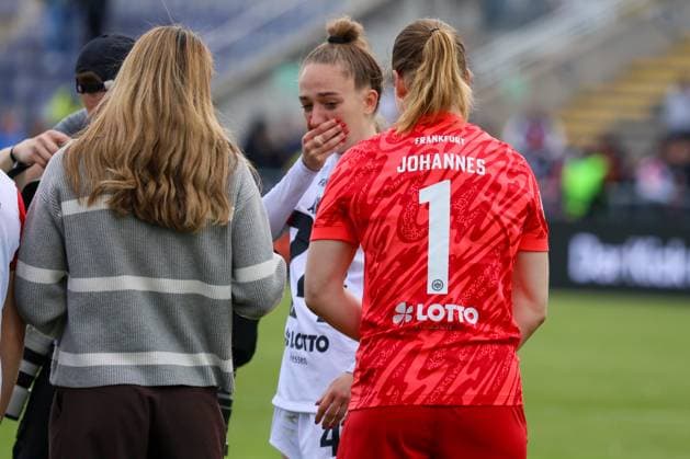 Frankfurt, Deutschland 04. Mai 2025: 1. BL - Frauen - 2024 2025 - Eintracht Frankfurt vs. TSG Hoffenheim Im Bild: v.li. die Zweite Sophia Kleinherne aufgelöst und traurig wegen der Verabschiedung von den Spielerinnen, die die Eintracht Frankfurt zur neuen Saison verlassen DFB regulations prohibit any use of photographs as image sequences and or quasi-video Stadion am Brentanobad Hessen Copyright: xFotostandx xFantinix