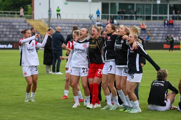 Frankfurt, Deutschland 04. Mai 2025: 1. BL - Frauen - 2024 2025 - Eintracht Frankfurt vs. TSG Hoffenheim Im Bild: Die Spielerinnen der Eintracht Frankfurt bedanken sich bei ihren Fans nach dem Sieg gegen TSG Hoffenheim DFB regulations prohibit any use of photographs as image sequences and or quasi-video Stadion am Brentanobad Hessen Copyright: xFotostandx xFantinix