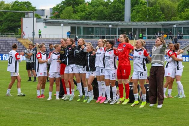 Frankfurt, Deutschland 04. Mai 2025: 1. BL - Frauen - 2024 2025 - Eintracht Frankfurt vs. TSG Hoffenheim Im Bild: Die Spielerinnen der Eintracht Frankfurt bedanken sich bei ihren Fans nach dem Sieg gegen TSG Hoffenheim DFB regulations prohibit any use of photographs as image sequences and or quasi-video Stadion am Brentanobad Hessen Copyright: xFotostandx xFantinix