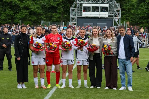 Frankfurt, Deutschland 04. Mai 2025: 1. BL - Frauen - 2024 2025 - Eintracht Frankfurt vs. TSG Hoffenheim Im Bild: v.li. die Zweite Tanja Pawollek (Eintracht Frankfurt), Torhüterin Stan Johannes (Eintracht Frankfurt), Sophie Nachtigall (Eintracht Frankfurt), Carlotta Wamser (Eintracht Frankfurt), Anna Aehling (Eintracht Frankfurt), Barbara Dunst (Eintracht Frankfurt) und Cheftrainer Nico Arnautis (Eintracht Frankfurt) bei der Verabschiedung von der Eintracht Frankfurt DFB regulations prohibit any use of photographs as image sequences and or quasi-video Stadion am Brentanobad Hessen Copyright: xFotostandx xFantinix