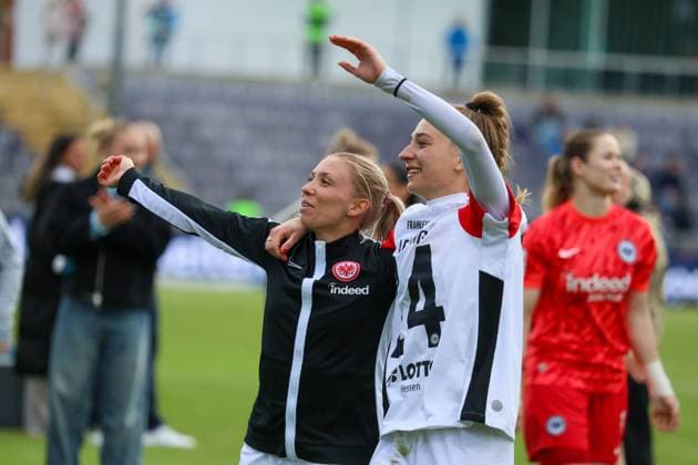 Frankfurt, Deutschland 04. Mai 2025: 1. BL - Frauen - 2024 2025 - Eintracht Frankfurt vs. TSG Hoffenheim Im Bild: v.li. Elisa Senß Senss (Eintracht Frankfurt) und Sophia Kleinherne (Eintracht Frankfurt) beim Abschlussjubel DFB regulations prohibit any use of photographs as image sequences and or quasi-video Stadion am Brentanobad Hessen Copyright: xFotostandx xFantinix