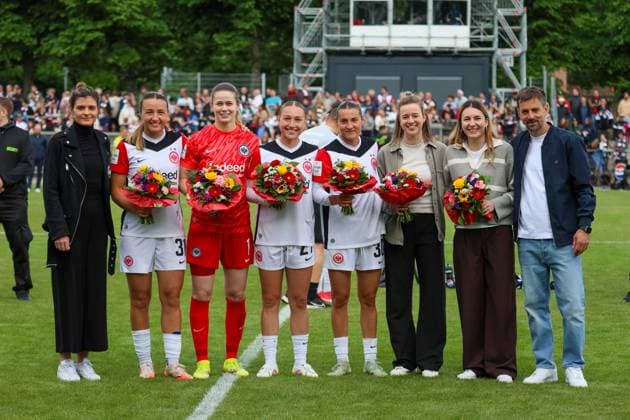 Sport Bilder des Tages Frankfurt, Deutschland 04. Mai 2025: 1. BL - Frauen - 2024 2025 - Eintracht Frankfurt vs. TSG Hoffenheim Im Bild: v.li. die Zweite Tanja Pawollek (Eintracht Frankfurt), Torhüterin Stan Johannes (Eintracht Frankfurt), Sophie Nachtigall (Eintracht Frankfurt), Carlotta Wamser (Eintracht Frankfurt), Anna Aehling (Eintracht Frankfurt), Barbara Dunst (Eintracht Frankfurt) und Cheftrainer Nico Arnautis (Eintracht Frankfurt) bei der Verabschiedung von der Eintracht Frankfurt DFB regulations prohibit any use of photographs as image sequences and or quasi-video Stadion am Brentanobad Hessen Copyright: xFotostandx xFantinix