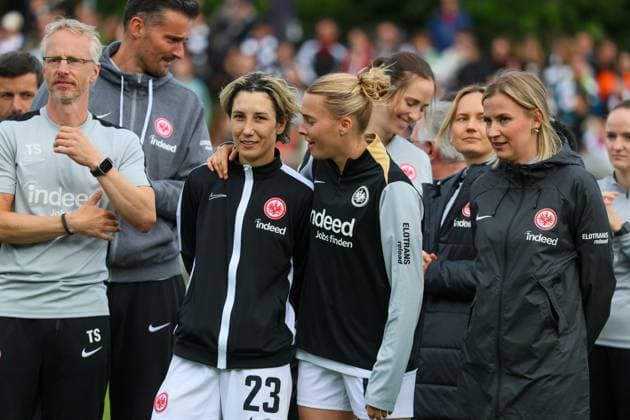 Frankfurt, Deutschland 04. Mai 2025: 1. BL - Frauen - 2024 2025 - Eintracht Frankfurt vs. TSG Hoffenheim Im Bild: v.li. die Zweite Sara Doorsoun (Eintracht Frankfurt) und Laura Freigang (Eintracht Frankfurt) DFB regulations prohibit any use of photographs as image sequences and or quasi-video Stadion am Brentanobad Hessen Copyright: xFotostandx xFantinix