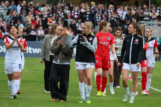 Frankfurt, Deutschland 04. Mai 2025: 1. BL - Frauen - 2024 2025 - Eintracht Frankfurt vs. TSG Hoffenheim Im Bild: Die Spielerinnen von der Eintracht Frankfurt bedanken sich nach dem Spiel gegen TSG Hoffenheim bei ihren Fans zum Saisonende DFB regulations prohibit any use of photographs as image sequences and or quasi-video Stadion am Brentanobad Hessen Copyright: xFotostandx xFantinix