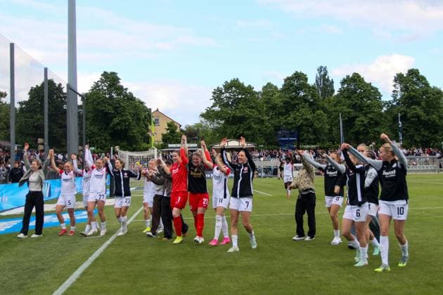 Frankfurt, Deutschland 04. Mai 2025: 1. BL - Frauen - 2024 2025 - Eintracht Frankfurt vs. TSG Hoffenheim Im Bild: Die Spielerinnen von der Eintracht Frankfurt bedanken sich nach dem Spiel gegen TSG Hoffenheim bei ihren Fans zum Saisonende DFB regulations prohibit any use of photographs as image sequences and or quasi-video Stadion am Brentanobad Hessen Copyright: xFotostandx xFantinix