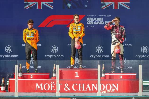 Siegerehrung auf dem Podium, l-r: 2 Platz Lando Norris (McLaren Formula 1 Team), Winner, Sieger, Oscar Piastri (McLaren Formula 1 Team), 3 Platz George Russell (Mercedes-AMG Petronas), Grosser Preis von Miami, Motorsport, Herren, Formel 1, Rennen, 04.05.2025 Miami Florida USA