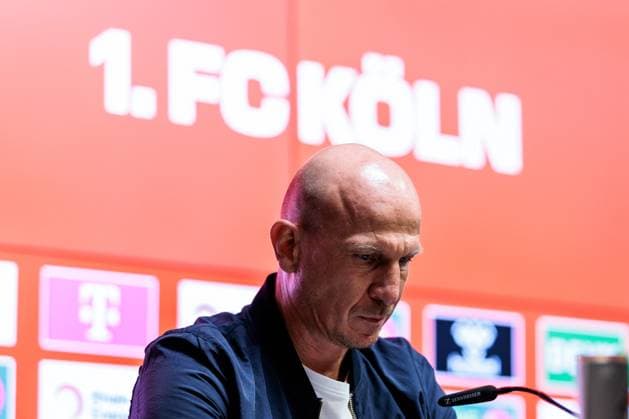 2. Fußball Bundesliga: 1. FC Köln - SSV Jahn Regensburg; 03.05.2025 Gerhard Struber (Trainer 1. FC Köln) mit gesenktem Kopf während der Pressekonferenz 2. Fußball Bundesliga, 1. FC Köln - SSV Jahn Regensburg, Köln, Rheinenergiestadion am 03.05.2025 DFL REGULATIONS PROHIBIT ANY USE OF PHOTOGRAPHS AS IMAGE SEQUENCES AND OR QUASI-VIDEO. Copyright: xBEAUTIFULxSPORTS Wunderlx