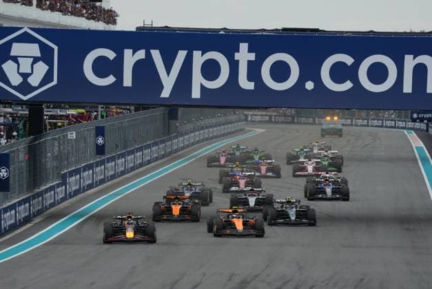 04.05.2025, Miami International Autodrome, Miami, Formula 1 Crypto.com Miami Grand Prix 2025 ,im Bild Rennstart:, Max Verstappen (NLD), Oracle Red Bull Racing, Oscar Piastri (AUS), McLaren F1 Team, Lando Norris (GBR), Andrea Kimi Antonelli (ITA), Mercedes-AMG Petronas Formula One Team, George Russell (GBR), Carlos Sainz Jr. (ESP), Atlassian Williams Racing, Charles Leclerc (MCO), Scuderia Ferrari HP, Lewis Hamilton (GBR), Nico Hülkenberg (DEU), Stake F1 Team Kick Sauber, Alexander Albon (GBR) (Photo by Hasan Bratic DeFodi Images)