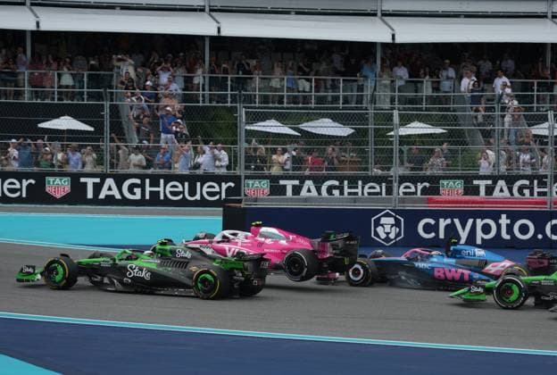 04.05.2025, Miami International Autodrome, Miami, Formula 1 Crypto.com Miami Grand Prix 2025 ,im Bild Rennstart:, Unfall von Liam Lawson (NZL), Visa Cash App RB Formula One Team (Photo by Hasan Bratic DeFodi Images)