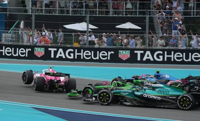 04.05.2025, Miami International Autodrome, Miami, Formula 1 Crypto.com Miami Grand Prix 2025 ,im Bild Rennstart:, Unfall von Liam Lawson (NZL), Visa Cash App RB Formula One Team (Photo by Hasan Bratic DeFodi Images)