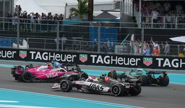 04.05.2025, Miami International Autodrome, Miami, Formula 1 Crypto.com Miami Grand Prix 2025 ,im Bild Rennstart:, Unfall von Liam Lawson (NZL), Visa Cash App RB Formula One Team (Photo by Hasan Bratic DeFodi Images)