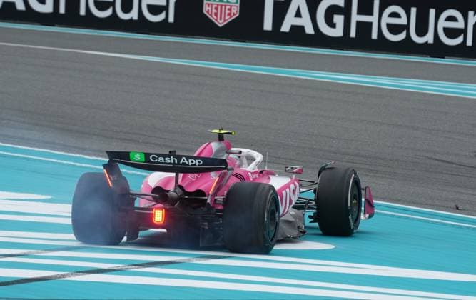 04.05.2025, Miami International Autodrome, Miami, Formula 1 Crypto.com Miami Grand Prix 2025 ,im Bild Rennstart:, Unfall von Liam Lawson (NZL), Visa Cash App RB Formula One Team (Photo by Hasan Bratic DeFodi Images)