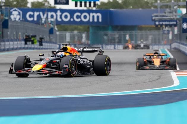 Max Verstappen (Oracle Red Bull Racing) gefolgt von Oscar Piastri (McLaren Formula 1 Team), Grosser Preis von Miami, Motorsport, Herren, Formel 1, Rennen, 04.05.2025 Miami Florida USA