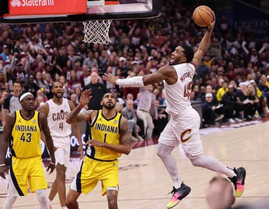 Bilder des Jahres 2025, Sport 05 Mai Sport Themen der Woche KW18 Sport Bilder des Tages Cleveland Cavaliers Donovan Mitchell (45) dunks over the Indiana Pacers Obi Toppin (1) during the third quarter of the Eastern Conference semifinal in Cleveland, Ohio Sunday May 4, 2025. The Pacers defeated the Cavaliers 121-112.  CLE20250504115 AARONxJOSEFCZYK