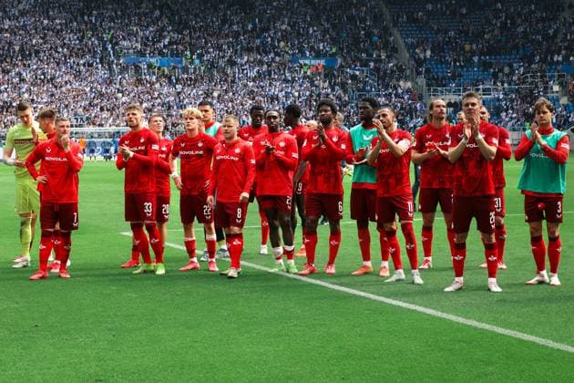 04.05.2025, Fussball, Herren, 2. Bundesliga, Saison 2024 2025, Karlsruher SC - 1. FC Kaiserslautern, Die Mannschaft (1. FC Kaiserslautern) enttäuscht Karlsruhe BBBank Wildpark Baden-Württemberg Deutschland (DE)