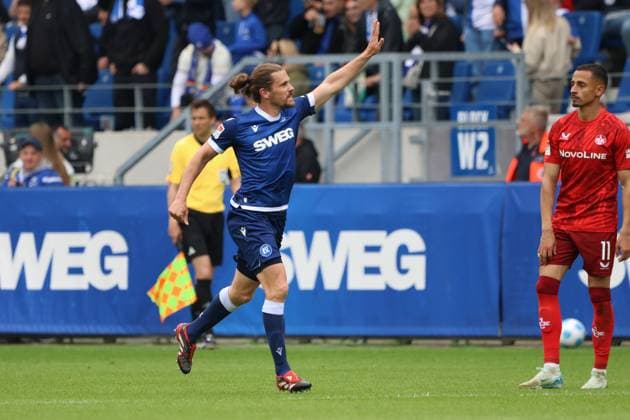 04.05.2025, Fussball, Herren, 2. Bundesliga, Saison 2024 2025, Karlsruher SC - 1. FC Kaiserslautern, Torjubel zum 2:1, Torschütze: Sebastian Jung (Karlsruher SC) Karlsruhe BBBank Wildpark Baden-Württemberg Deutschland (DE)