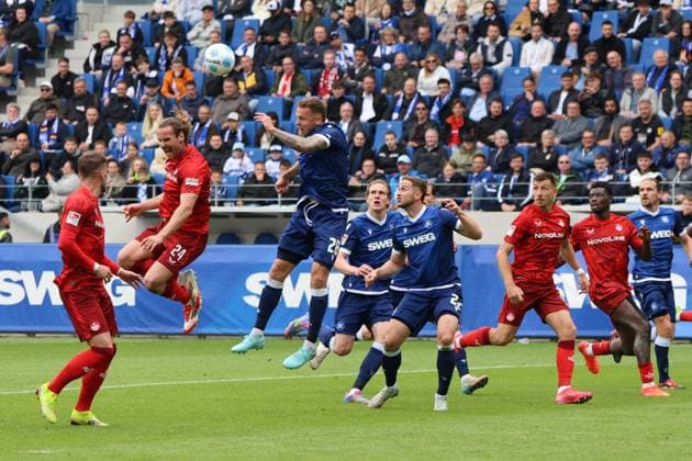 04.05.2025, Fussball, Herren, 2. Bundesliga, Saison 2024 2025, Karlsruher SC - 1. FC Kaiserslautern, Jannis Heuer (1. FC Kaiserslautern), Marcel Franke (Karlsruher SC) Karlsruhe BBBank Wildpark Baden-Württemberg Deutschland (DE)