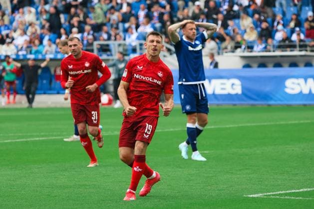 04.05.2025, Fussball, Herren, 2. Bundesliga, Saison 2024 2025, Karlsruher SC - 1. FC Kaiserslautern, Torjubel zum 2:2, Torschütze: Daniel Hanslik (1. FC Kaiserslautern) Karlsruhe BBBank Wildpark Baden-Württemberg Deutschland (DE)