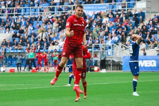 04.05.2025, Fussball, Herren, 2. Bundesliga, Saison 2024 2025, Karlsruher SC - 1. FC Kaiserslautern, Torjubel zum 2:2, Torschütze: Daniel Hanslik (1. FC Kaiserslautern) Karlsruhe BBBank Wildpark Baden-Württemberg Deutschland (DE)