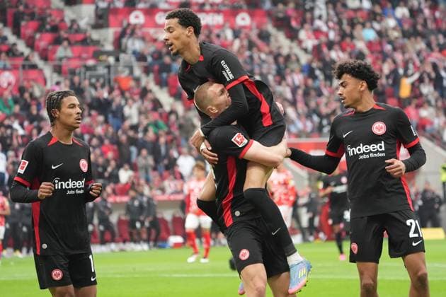 Sport Themen der Woche KW18 Sport Bilder des Tages celebrate the goal, Torjubel zum 0:1 Rasmus Kristensen (Eintracht Frankfurt, 13) mit Hugo Ekitike (Eintracht Frankfurt, 11), Nathaniel Brown (Eintracht Frankfurt, 21) - 04.05.2025 1. FSV Mainz 05 vs. Eintracht Frankfurt, MEWA Arena, Bundesliga, emonline, emspor, *** celebrate the goal, goal celebration for 0 1 Rasmus Kristensen Eintracht Frankfurt, 13 with Hugo Ekitike Eintracht Frankfurt, 11 , Nathaniel Brown Eintracht Frankfurt, 21 04 05 2025 1 FSV Mainz 05 vs Eintracht Frankfurt, MEWA Arena, Bundesliga, emonline, emspor,