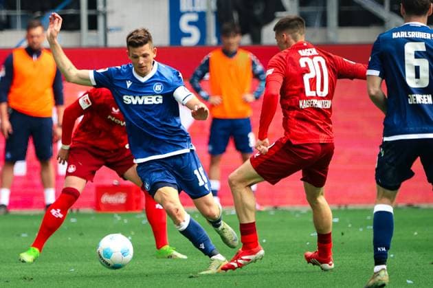 04.05.2025, Fussball, Herren, 2. Bundesliga, Saison 2024 2025, Karlsruher SC - 1. FC Kaiserslautern, Tobias Raschl (1. FC Kaiserslautern), Marvin Wanitzek (Karlsruher SC) Karlsruhe BBBank Wildpark Baden-Württemberg Deutschland (DE)