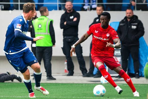 04.05.2025, Fussball, Herren, 2. Bundesliga, Saison 2024 2025, Karlsruher SC - 1. FC Kaiserslautern, Aaron Opoku (1. FC Kaiserslautern), Robin Bormuth (Karlsruher SC) Karlsruhe BBBank Wildpark Baden-Württemberg Deutschland (DE)