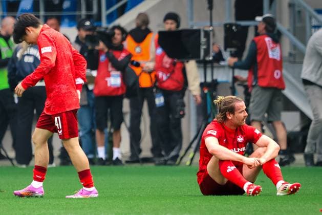 04.05.2025, Fussball, Herren, 2. Bundesliga, Saison 2024 2025, Karlsruher SC - 1. FC Kaiserslautern, Jannis Heuer (1. FC Kaiserslautern) enttäuscht, Daisuke Yokota (1. FC Kaiserslautern) enttäuscht Karlsruhe BBBank Wildpark Baden-Württemberg Deutschland (DE)