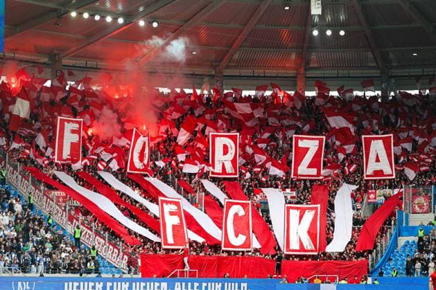 04.05.2025, Fussball, Herren, 2. Bundesliga, Saison 2024 2025, Karlsruher SC - 1. FC Kaiserslautern, Pyrotechnik der Fans (1. FC Kaiserslautern) Karlsruhe BBBank Wildpark Baden-Württemberg Deutschland (DE)