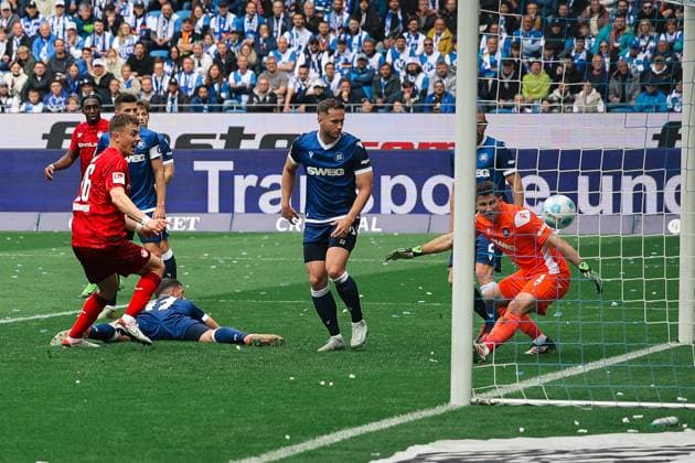 04.05.2025, Fussball, Herren, 2. Bundesliga, Saison 2024 2025, Karlsruher SC - 1. FC Kaiserslautern, Tor zum 1:1 Ausgleich, Torschütze: Jan Elvedi (1. FC Kaiserslautern) Karlsruhe BBBank Wildpark Baden-Württemberg Deutschland (DE)