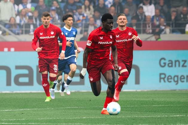 04.05.2025, Fussball, Herren, 2. Bundesliga, Saison 2024 2025, Karlsruher SC - 1. FC Kaiserslautern, Ragnar Ache (1. FC Kaiserslautern), Marlon Ritter (1. FC Kaiserslautern) Karlsruhe BBBank Wildpark Baden-Württemberg Deutschland (DE)