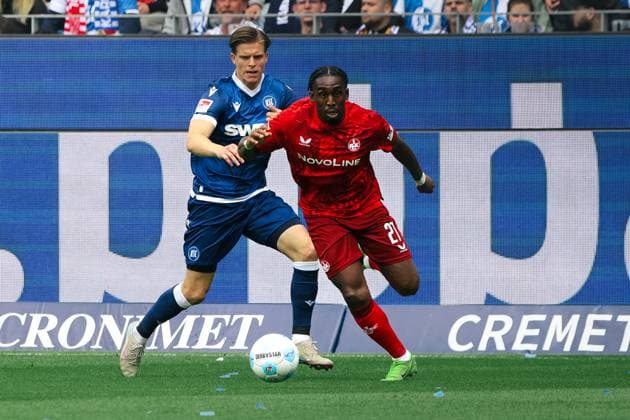04.05.2025, Fussball, Herren, 2. Bundesliga, Saison 2024 2025, Karlsruher SC - 1. FC Kaiserslautern, Frank Ronstadt (1. FC Kaiserslautern), Dzenis Burnic (Karlsruher SC) Karlsruhe BBBank Wildpark Baden-Württemberg Deutschland (DE)