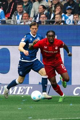 04.05.2025, Fussball, Herren, 2. Bundesliga, Saison 2024 2025, Karlsruher SC - 1. FC Kaiserslautern, Frank Ronstadt (1. FC Kaiserslautern), Dzenis Burnic (Karlsruher SC) Karlsruhe BBBank Wildpark Baden-Württemberg Deutschland (DE)