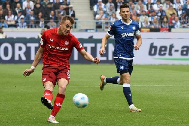 04.05.2025, Fussball, Herren, 2. Bundesliga, Saison 2024 2025, Karlsruher SC - 1. FC Kaiserslautern, Filip Kaloc (1. FC Kaiserslautern), Marvin Wanitzek (Karlsruher SC) Karlsruhe BBBank Wildpark Baden-Württemberg Deutschland (DE)