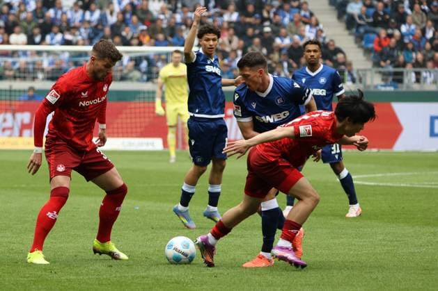 04.05.2025, Fussball, Herren, 2. Bundesliga, Saison 2024 2025, Karlsruher SC - 1. FC Kaiserslautern, Daisuke Yokota (1. FC Kaiserslautern), Jan Elvedi (1. FC Kaiserslautern), Nicolai Rapp (Karlsruher SC) Karlsruhe BBBank Wildpark Baden-Württemberg Deutschland (DE)