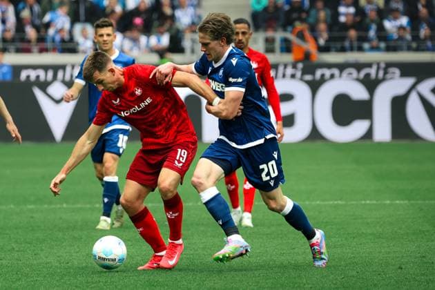 04.05.2025, Fussball, Herren, 2. Bundesliga, Saison 2024 2025, Karlsruher SC - 1. FC Kaiserslautern, David Herold (Karlsruher SC), Daniel Hanslik (1. FC Kaiserslautern) Karlsruhe BBBank Wildpark Baden-Württemberg Deutschland (DE)