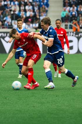 04.05.2025, Fussball, Herren, 2. Bundesliga, Saison 2024 2025, Karlsruher SC - 1. FC Kaiserslautern, David Herold (Karlsruher SC), Daniel Hanslik (1. FC Kaiserslautern) Karlsruhe BBBank Wildpark Baden-Württemberg Deutschland (DE)