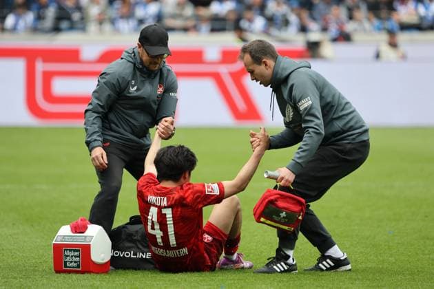04.05.2025, Fussball, Herren, 2. Bundesliga, Saison 2024 2025, Karlsruher SC - 1. FC Kaiserslautern, Daisuke Yokota (1. FC Kaiserslautern) verletzt Karlsruhe BBBank Wildpark Baden-Württemberg Deutschland (DE)
