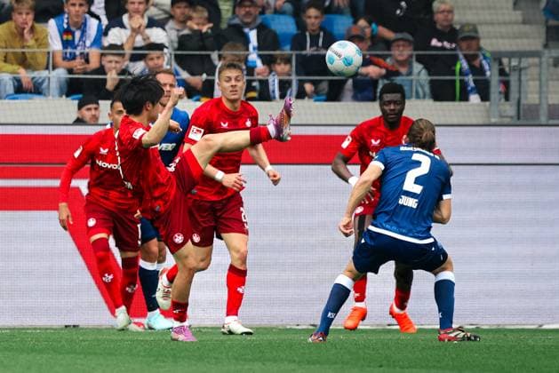 04.05.2025, Fussball, Herren, 2. Bundesliga, Saison 2024 2025, Karlsruher SC - 1. FC Kaiserslautern, Daisuke Yokota (1. FC Kaiserslautern), Sebastian Jung (Karlsruher SC) Karlsruhe BBBank Wildpark Baden-Württemberg Deutschland (DE)