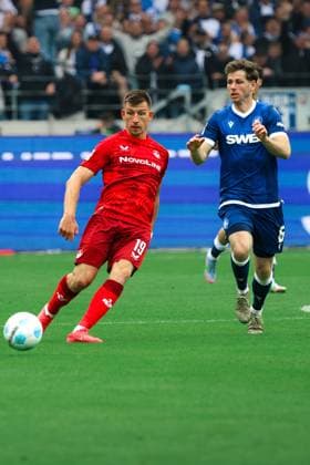04.05.2025, Fussball, Herren, 2. Bundesliga, Saison 2024 2025, Karlsruher SC - 1. FC Kaiserslautern, Leon Jensen (Karlsruher SC), Daniel Hanslik (1. FC Kaiserslautern) Karlsruhe BBBank Wildpark Baden-Württemberg Deutschland (DE)