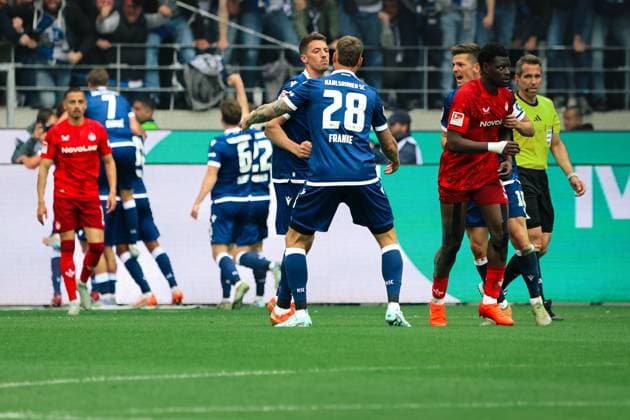 04.05.2025, Fussball, Herren, 2. Bundesliga, Saison 2024 2025, Karlsruher SC - 1. FC Kaiserslautern, Torjubel zum 2:1, Torschütze: Sebastian Jung (Karlsruher SC) Karlsruhe BBBank Wildpark Baden-Württemberg Deutschland (DE)
