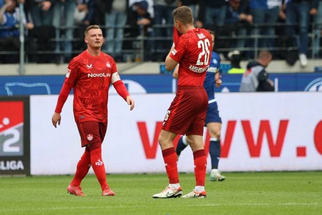 04.05.2025, Fussball, Herren, 2. Bundesliga, Saison 2024 2025, Karlsruher SC - 1. FC Kaiserslautern, Marlon Ritter (1. FC Kaiserslautern) enttäuscht, Filip Kaloc (1. FC Kaiserslautern) Karlsruhe BBBank Wildpark Baden-Württemberg Deutschland (DE)