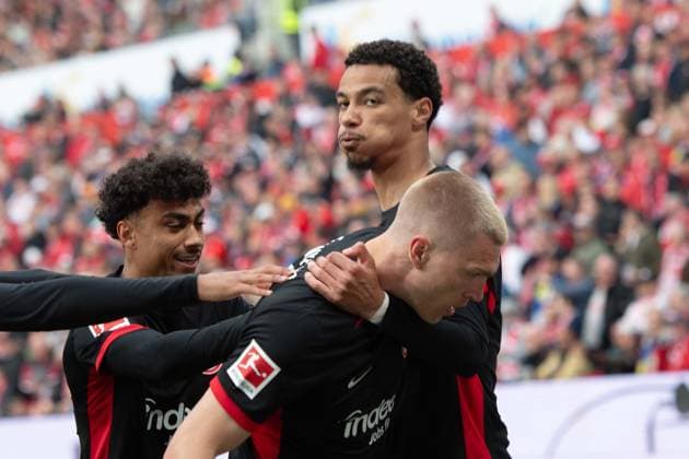 Rasmus KRISTENSEN (F) jubelt nach seinem Tor 0-1 mit Hugo EKITIKE (F) und Nathaniel BROWN (F) Jubel, jubeln, Freude, cheers, 1.FSV Mainz 05 (MZ) - Eintracht Frankfurt (F) Fussball 1. Bundesliga Saison 2024 2025, 32.Spieltag, Spieltag32, am 04.05.2025, MEWA Arena Mainz. Â