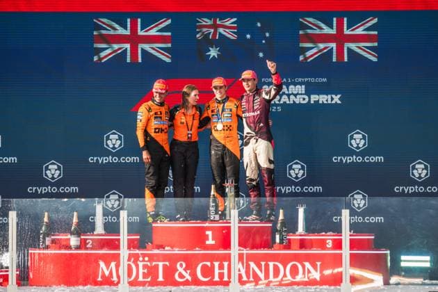 Lando Norris (McLaren Formula 1 Team, Großbritannien, 04), Oscar Piastri (McLaren Formula 1 Team, Australien, 81), George Russell (Mercedes-AMG Petronas F1 Team, Großbritannien, 63) auf dem Podium bei der Siegerehrung, USA, Formel 1 Weltmeisterschaft, Crypto.com Miami Grand Prix, Rennen, Miami International Autodrome, Saison 2025, 04.05.2025 USA, Formel 1 Weltmeisterschaft, Crypto.com Miami Grand Prix, Miami International Autodrome, Saison 2025, 04.05.2025 Miami Copyright: xEibner-Pressefoto MaëvaxBurillox EP_MBO