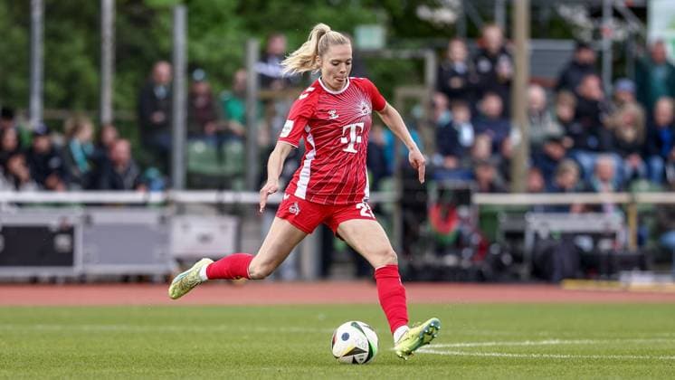 Janina Hechler (1. FC Köln, 28) am Ball, Freisteller, Einzelbild, Ganzkörper, Aktion, Action, Spielszene, DIE DFB-RICHTLINIEN UNTERSAGEN JEGLICHE NUTZUNG VON FOTOS ALS SEQUENZBILDER UND ODER VIDEOÄHNLICHE FOTOSTRECKEN. DFB REGULATIONS PROHIBIT ANY USE OF PHOTOGRAPHS AS IMAGE SEQUENCES AND OR QUASI-VIDEO., 04.05.2025, Bremen (Deutschland), Fussball, Google Pixel Frauen-Bundesliga, SV Werder Bremen - 1. FC Köln