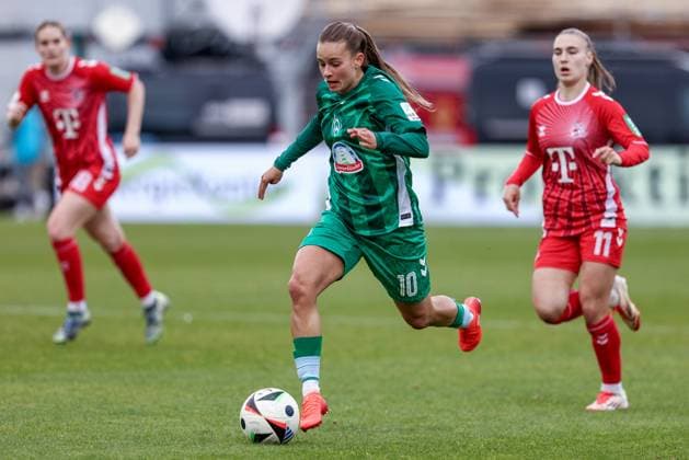 Tuana Mahmoud (SV Werder Bremen, 10) am Ball, Einzelbild, Ganzkörper, Aktion, Action, Spielszene, DIE DFB-RICHTLINIEN UNTERSAGEN JEGLICHE NUTZUNG VON FOTOS ALS SEQUENZBILDER UND ODER VIDEOÄHNLICHE FOTOSTRECKEN. DFB REGULATIONS PROHIBIT ANY USE OF PHOTOGRAPHS AS IMAGE SEQUENCES AND OR QUASI-VIDEO., 04.05.2025, Bremen (Deutschland), Fussball, Google Pixel Frauen-Bundesliga, SV Werder Bremen - 1. FC Köln