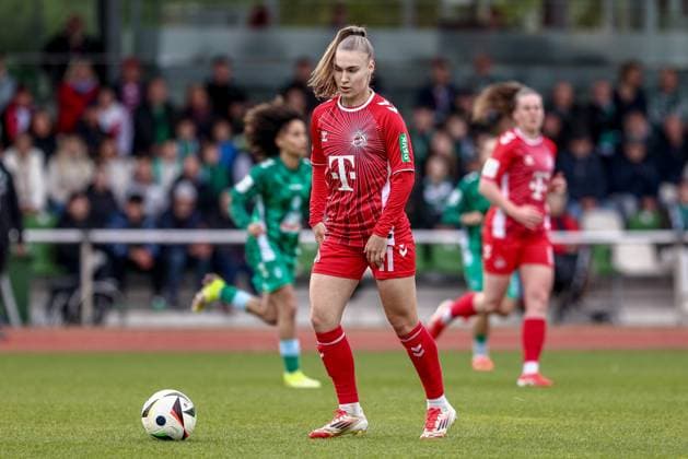 Alena Bienz (1. FC Köln, 11) am Ball, Einzelbild, Ganzkörper, Aktion, Action, Spielszene, DIE DFB-RICHTLINIEN UNTERSAGEN JEGLICHE NUTZUNG VON FOTOS ALS SEQUENZBILDER UND ODER VIDEOÄHNLICHE FOTOSTRECKEN. DFB REGULATIONS PROHIBIT ANY USE OF PHOTOGRAPHS AS IMAGE SEQUENCES AND OR QUASI-VIDEO., 04.05.2025, Bremen (Deutschland), Fussball, Google Pixel Frauen-Bundesliga, SV Werder Bremen - 1. FC Köln