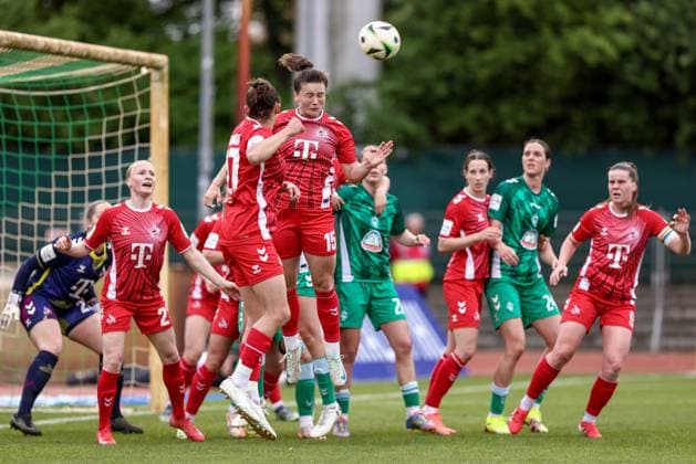Sport Themen der Woche KW18 Sport Bilder des Tages Amelie Bohnen (1. FC Köln, 15) beim Kopfball, Aktion, Action, Spielszene, DIE DFB-RICHTLINIEN UNTERSAGEN JEGLICHE NUTZUNG VON FOTOS ALS SEQUENZBILDER UND ODER VIDEOÄHNLICHE FOTOSTRECKEN. DFB REGULATIONS PROHIBIT ANY USE OF PHOTOGRAPHS AS IMAGE SEQUENCES AND OR QUASI-VIDEO., 04.05.2025, Bremen (Deutschland), Fussball, Google Pixel Frauen-Bundesliga, SV Werder Bremen - 1. FC Köln *** Amelie Bohnen 1 FC Köln, 15 at header, Action, Action, Game scene, THE DFB GUIDELINES PROHIBIT ANY USE OF PHOTOGRAPHS AS IMAGE SEQUENCES AND OR QUASI VIDEO, 04 05 2025, Bremen Germany , Football, Google Pixel Women Bundesliga, SV Werder Bremen 1 FC Köln xobx