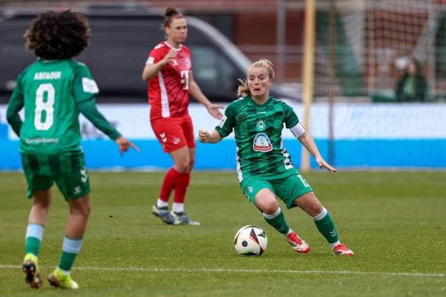 Ricarda Walkling (SV Werder Bremen, 13) am Ball, Einzelbild, Ganzkörper, Aktion, Action, Spielszene, DIE DFB-RICHTLINIEN UNTERSAGEN JEGLICHE NUTZUNG VON FOTOS ALS SEQUENZBILDER UND ODER VIDEOÄHNLICHE FOTOSTRECKEN. DFB REGULATIONS PROHIBIT ANY USE OF PHOTOGRAPHS AS IMAGE SEQUENCES AND OR QUASI-VIDEO., 04.05.2025, Bremen (Deutschland), Fussball, Google Pixel Frauen-Bundesliga, SV Werder Bremen - 1. FC Köln