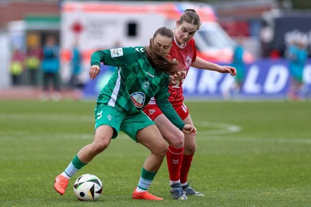 v.li.: Tuana Mahmoud (SV Werder Bremen, 10) und Taylor Ziemer (1. FC Köln, 18) im Zweikampf, Duell, Dynamik, Aktion, Action, Spielszene, DIE DFB-RICHTLINIEN UNTERSAGEN JEGLICHE NUTZUNG VON FOTOS ALS SEQUENZBILDER UND ODER VIDEOÄHNLICHE FOTOSTRECKEN. DFB REGULATIONS PROHIBIT ANY USE OF PHOTOGRAPHS AS IMAGE SEQUENCES AND OR QUASI-VIDEO., 04.05.2025, Bremen (Deutschland), Fussball, Google Pixel Frauen-Bundesliga, SV Werder Bremen - 1. FC Köln